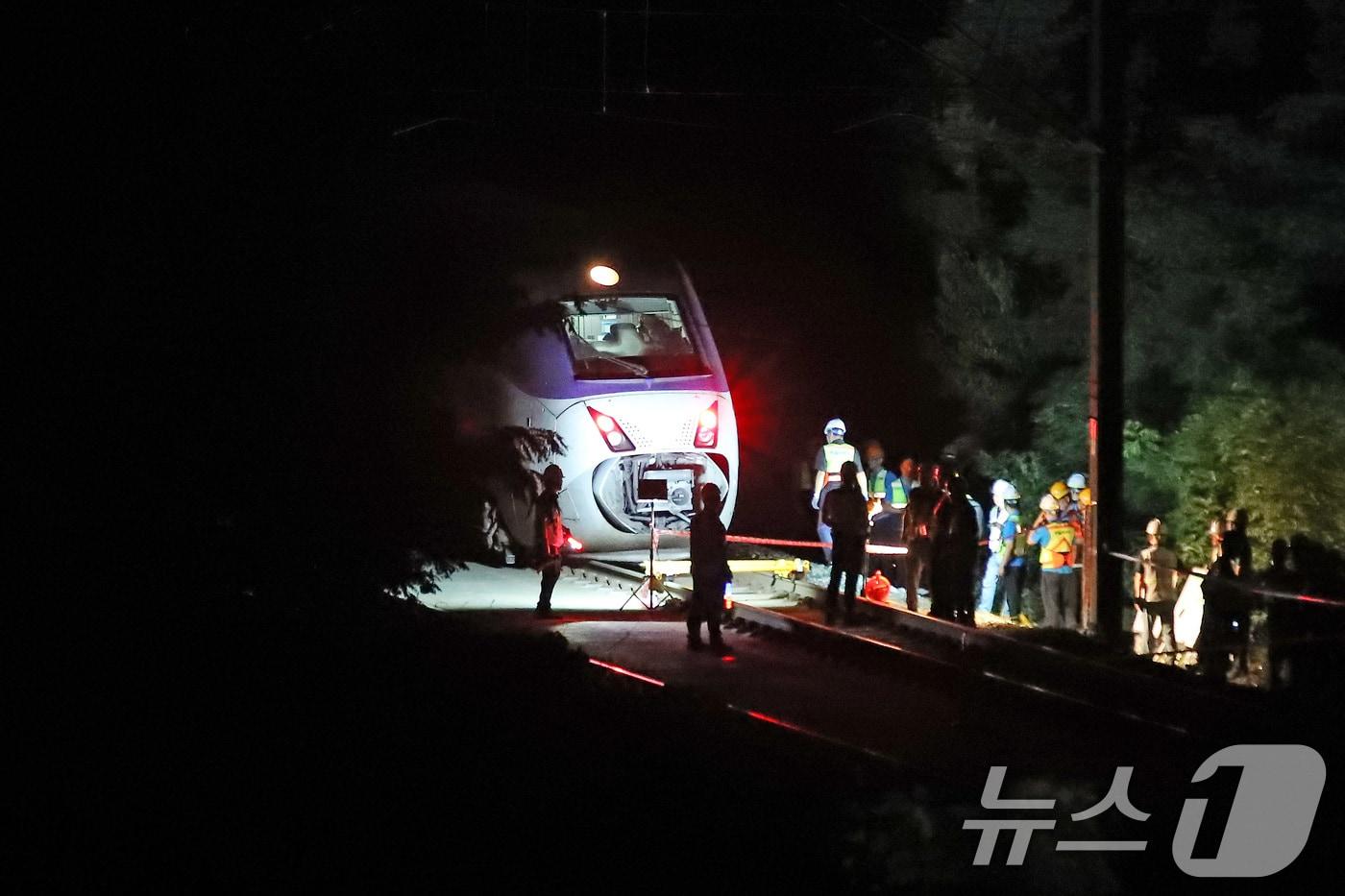 18일 오후 경북 경산시 진량읍 현내리 철도에서 한국철도공사&#40;코레일&#41; 관계자들이 궤도 이탈로 정차한 KTX 열차 복구 작업을 벌이고 있다. 2024.8.18/뉴스1 ⓒ News1 공정식 기자