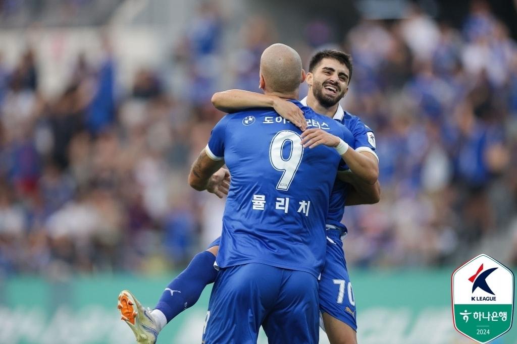 수원 삼성의 마일랏과 뮬리치가 득점 후 함께 기뻐하고 있다. &#40;한국프로축구연맹 제공&#41;