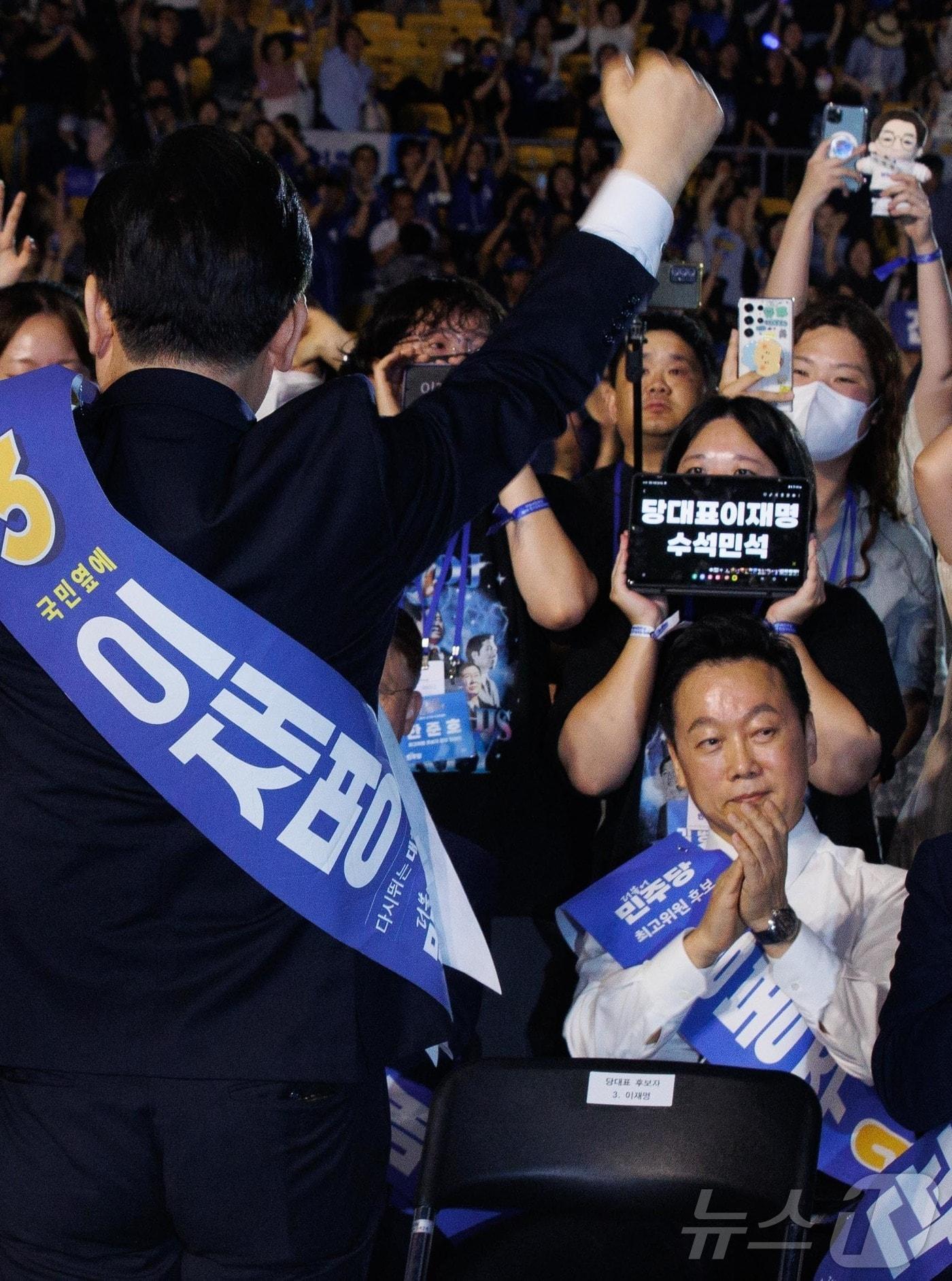 정봉주 더불어민주당 최고위원 후보가 18일 서울 송파구 KSPO DOME&#40;올림픽체조경기장&#41;에서 열린 더불어민주당 제1차 정기전국당원대회에서 심각한 표정으로 이재명 더불어민주당 대표의 당선을 축하하고 있다. &#40;공동취재&#41; 2024.8.18/뉴스1 ⓒ News1 김민지 기자