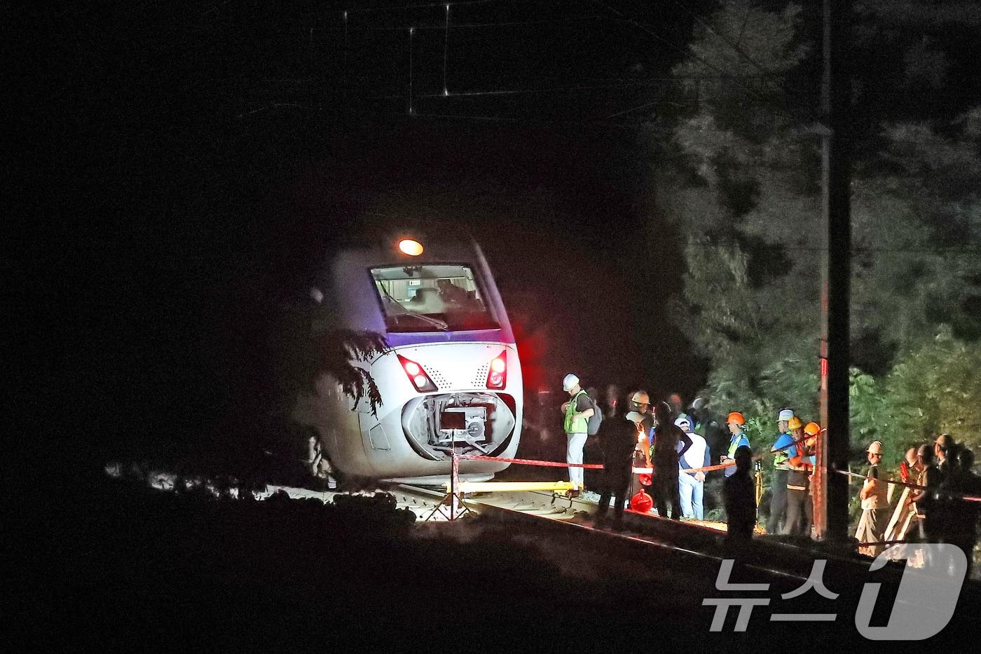 18일 오후 경북 경산시 진량읍 현내리 철도에서 한국철도공사&#40;코레일&#41; 관계자들이 서울에서 출발해 부산으로 향하던 중 궤도 이탈로 정차한 KTX 열차에 대한 복구작업을 벌이고 있다. 2024.8.18/뉴스1 ⓒ News1 공정식 기자