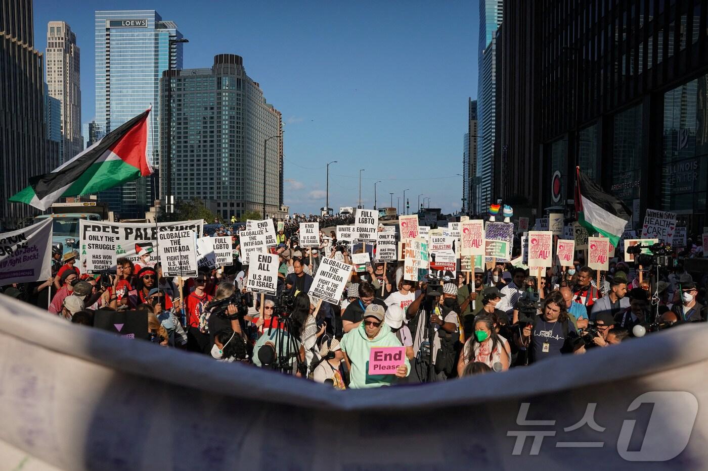 18일&#40;현지시간&#41; 미국 일리노이주&#40;州&#41; 시카고에서 민주당 전당대회를 하루 앞두고 친&#40;親&#41;팔레스타인 활동가들이 조직한 시위에 사람들이 모인 모습. 24.08.18 ⓒ 로이터=뉴스1 ⓒ News1 김예슬 기자