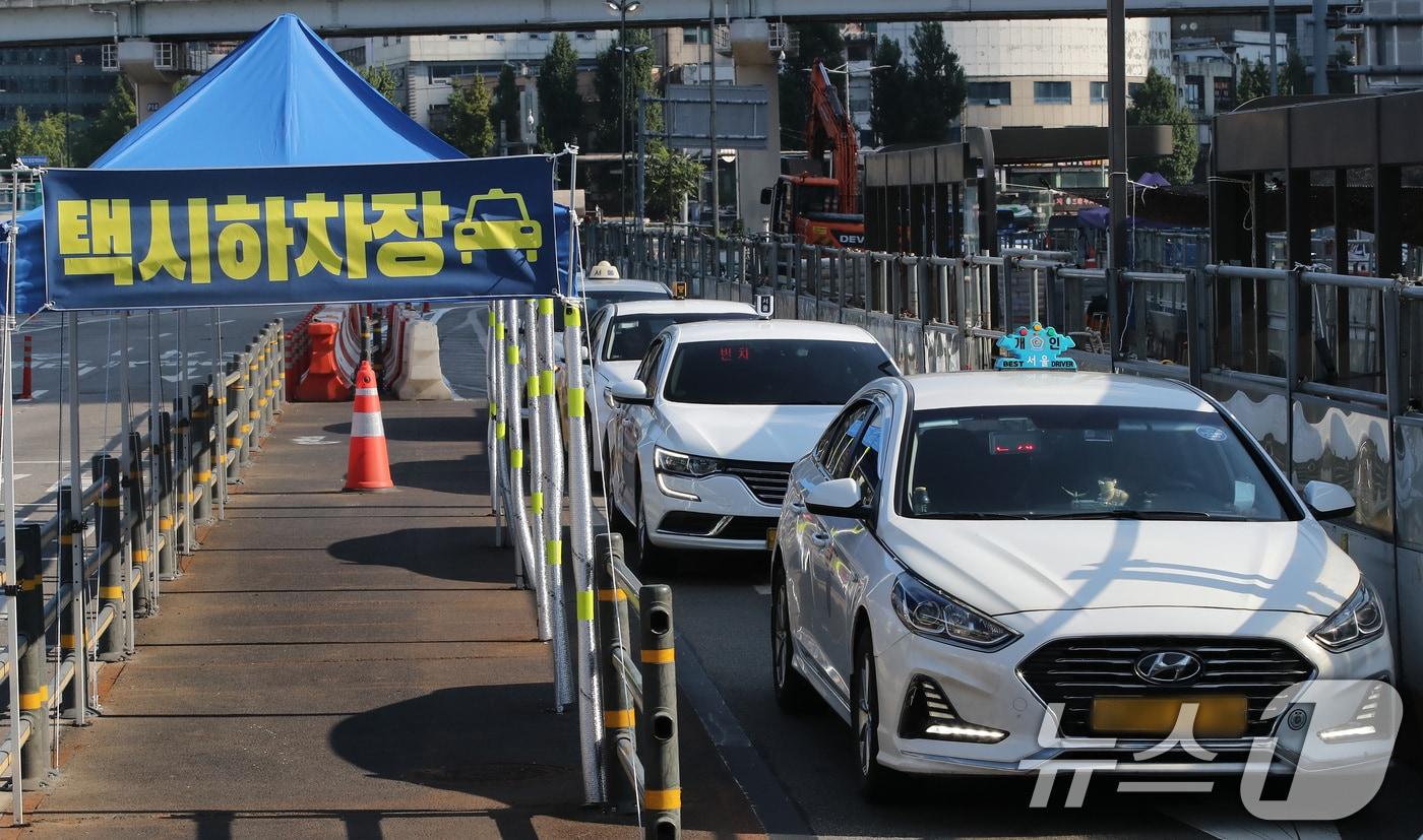 서울역 택시하차장에 택시가 줄지어 선 모습.ⓒ News1 박세연 기자