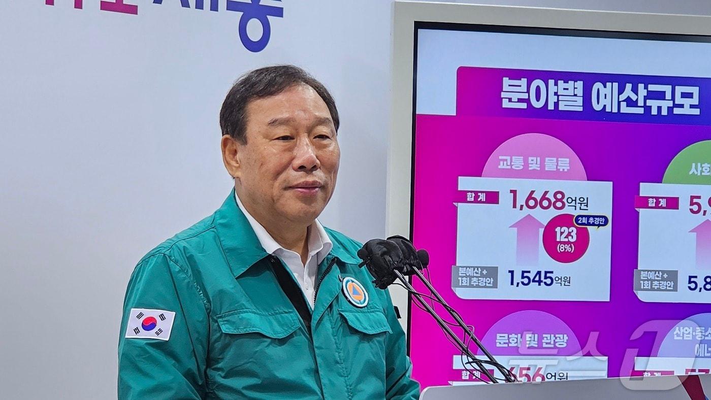  2024년 2회 추경안 제출과 관련해 질문을 받는 최민호 세종시장.  ⓒ News1 장동열 기자