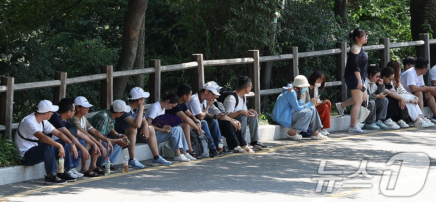 19일 서울 남산을 찾은 외국인 관광객들이 그늘에서 휴식을 취하고 있다. 2024.8.19/뉴스1 ⓒ News1 김진환 기자