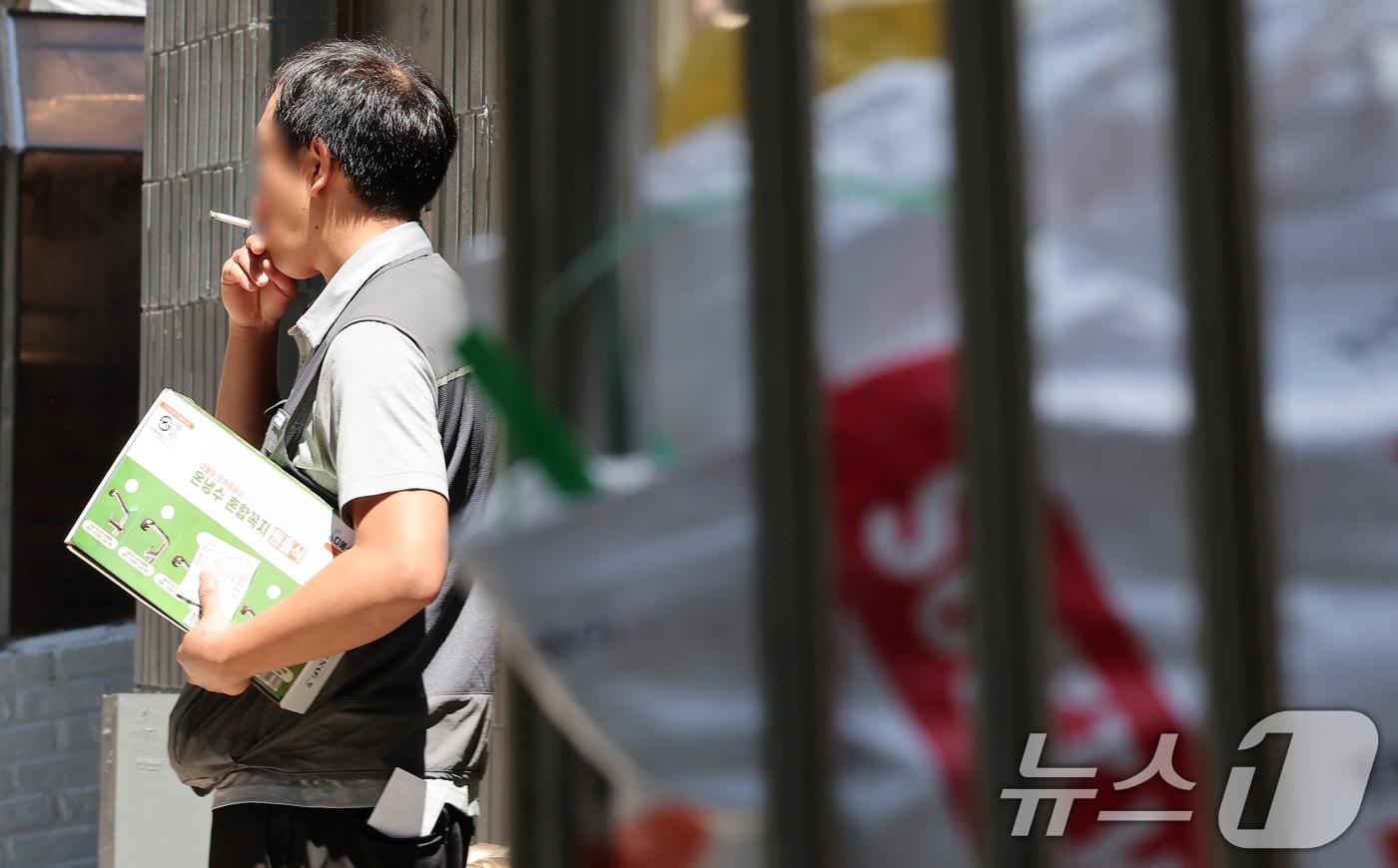 19일 서울 시내 거리에서 한 시민이 흡연을 하고 있다. 지난 17일 보건복지부가 발표한 자료에 따르면 어린이집, 유치원, 초·중·고교 경계 30ｍ 안에서 흡연할 경우 10만원 이하의 과태료를 부과한다. /뉴스1 ⓒ News1 김성진 기자