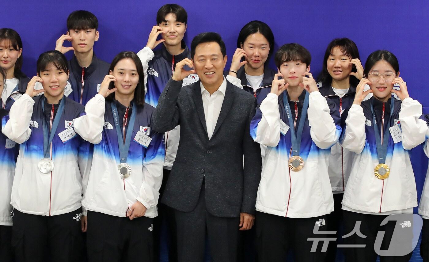 오세훈 서울시장이 19일 서울시청에서 열린 파리올림픽 참가 선수단 격려 간담회에서 선수들과 기념촬영을 하고 있다. 앞줄 왼쪽부터 펜싱 전하영, 윤지수, 오 시장, 태권도 이다빈, 사격 양지인. 2024.8.19/뉴스1 ⓒ News1 박세연 기자