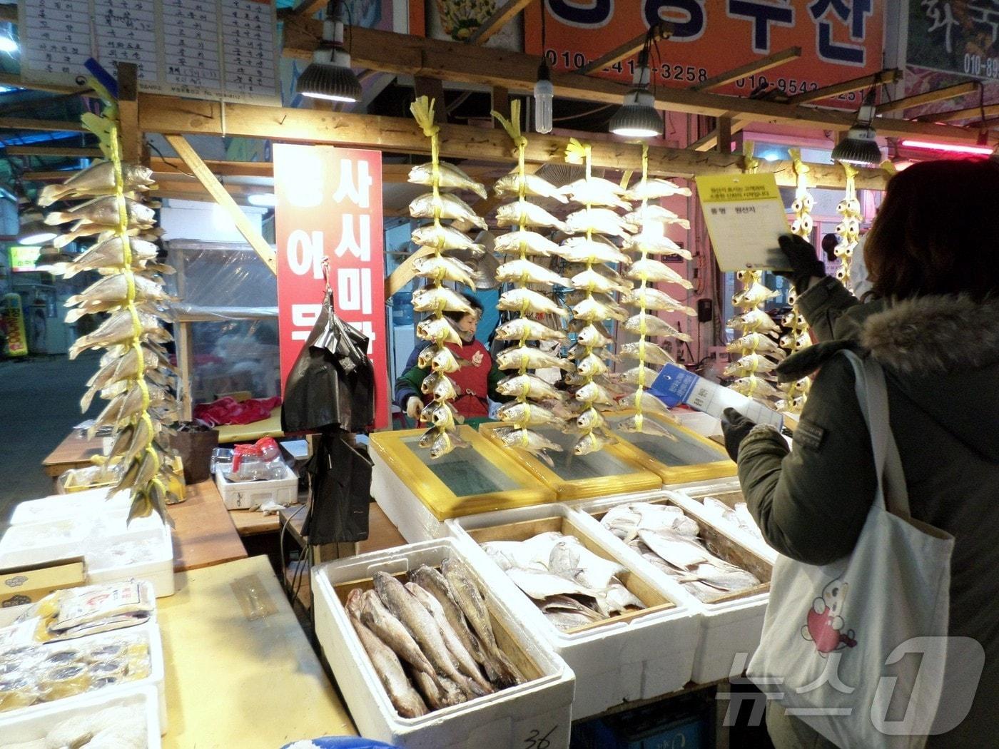  정읍시보건소는 추석 명절을 앞두고 시민들이 안전한 식품을 구매할 수 있도록 이달 20일부터 9월 3일까지 지역 내 식품위생업소의 위생관리 실태를 집중적으로 점검한다. 자료사진&#40;정읍시 제공&#41;2024.8.19/뉴스1