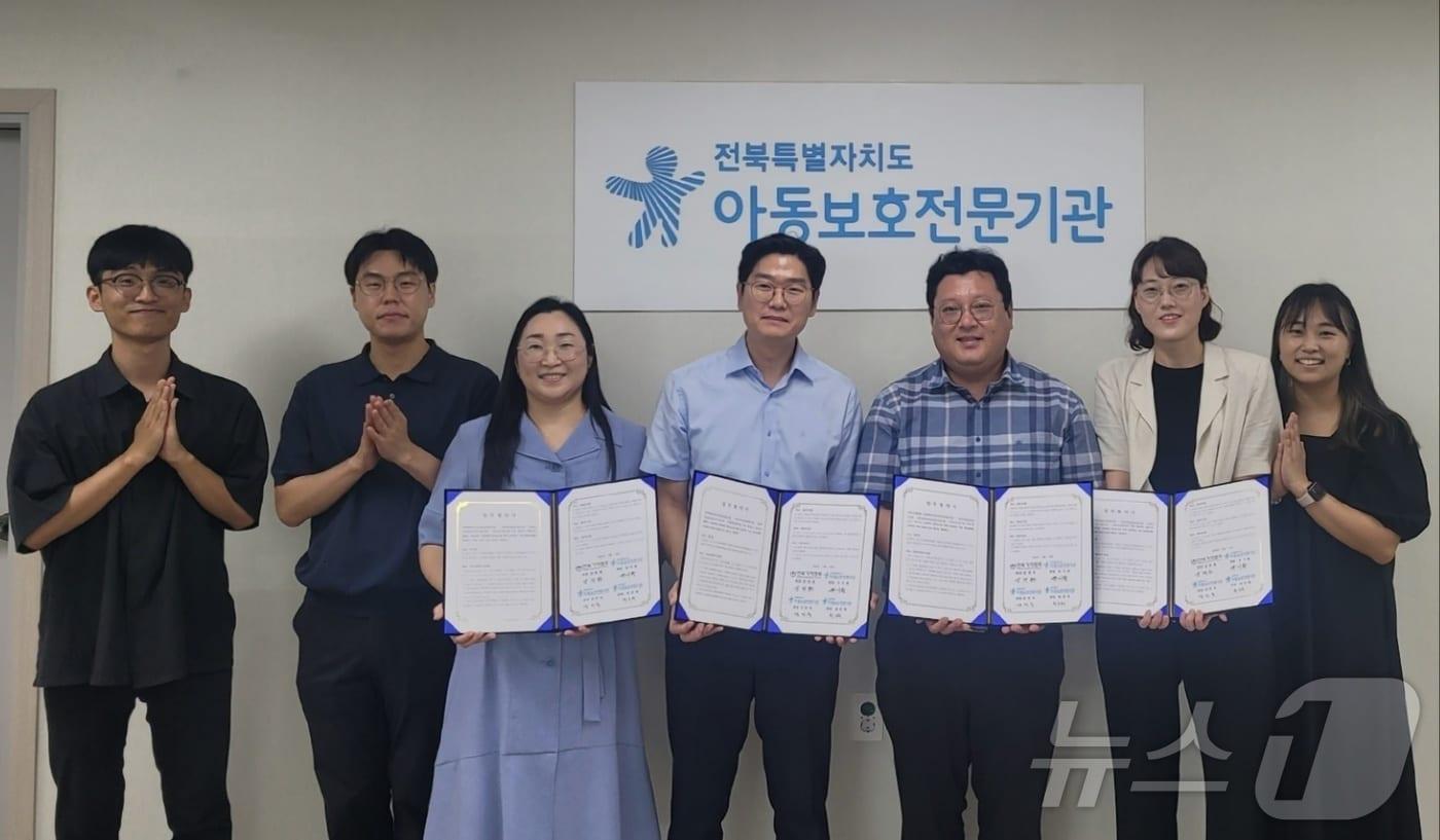 19일 전북기자협회와 전북지역 3개 아동보호전문기관이 업무협약을 체결한 가운데 참석자들이 기념촬영을 하고 있다.&#40;전북북기자협회 제공&#41;/뉴스1  