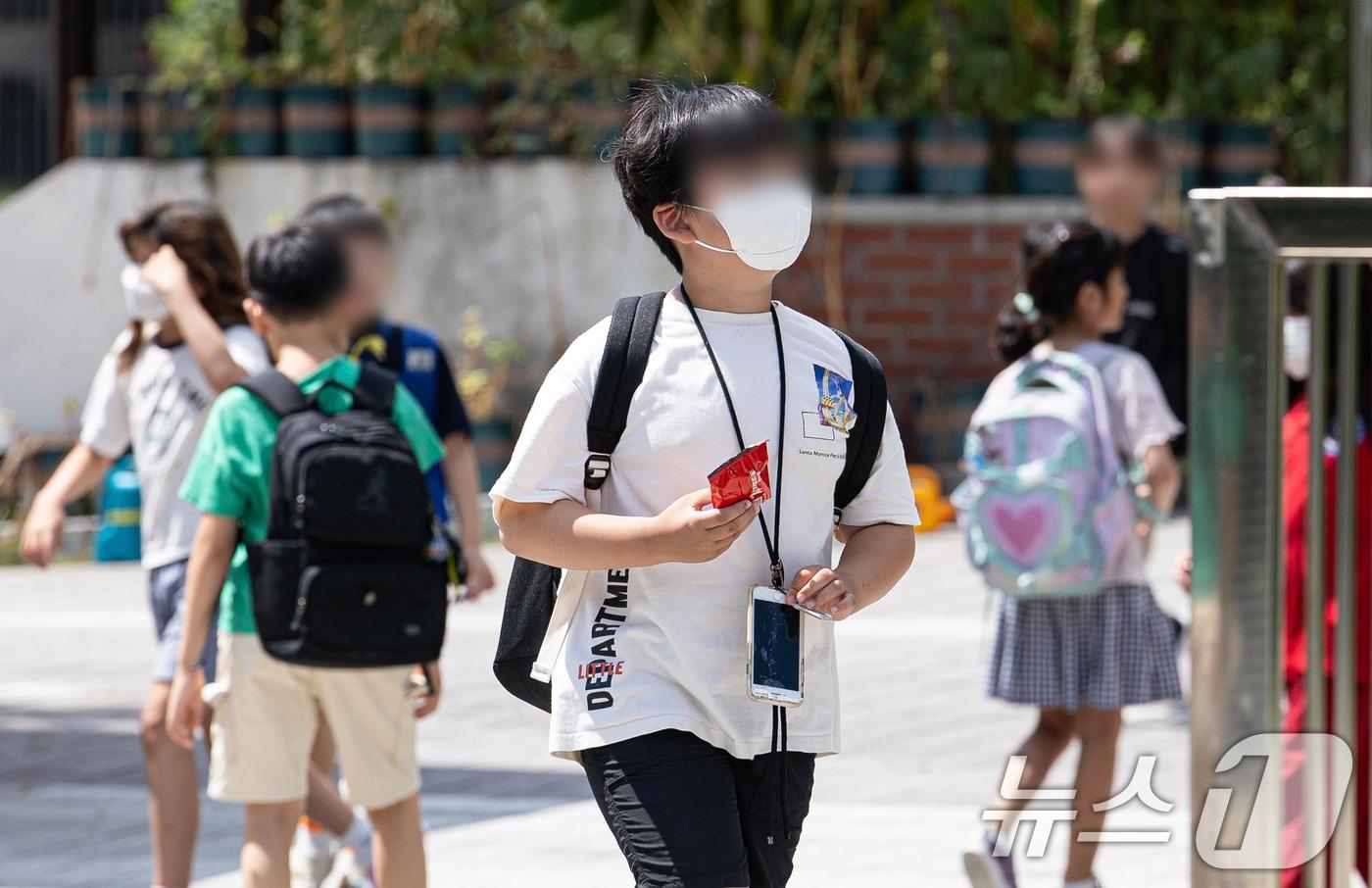 마사크 쓰고 하교하는 초등생. 2024.8.19/뉴스1 ⓒ News1 이재명 기자