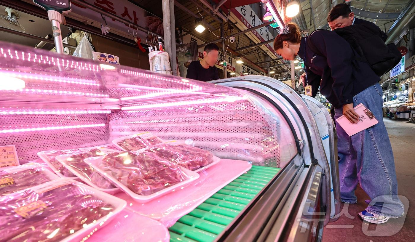 국립농산물품질관리원 원산지 관리팀 직원들이 서울 동대문 경동시장에서 원산지 표시를 점검하고 있다.  ⓒ News1 김도우 기자