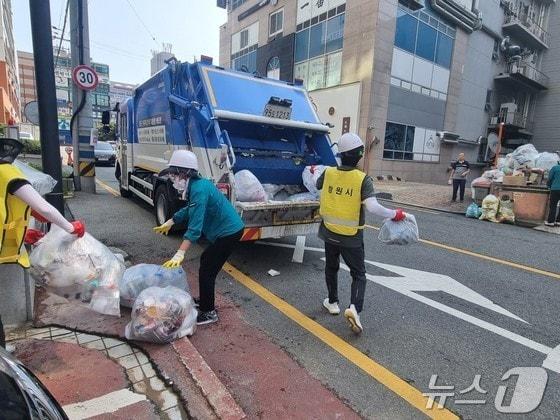 창원시 공무원들이 재활용품을 수거하고 있다.&#40;창원시 제공&#41;