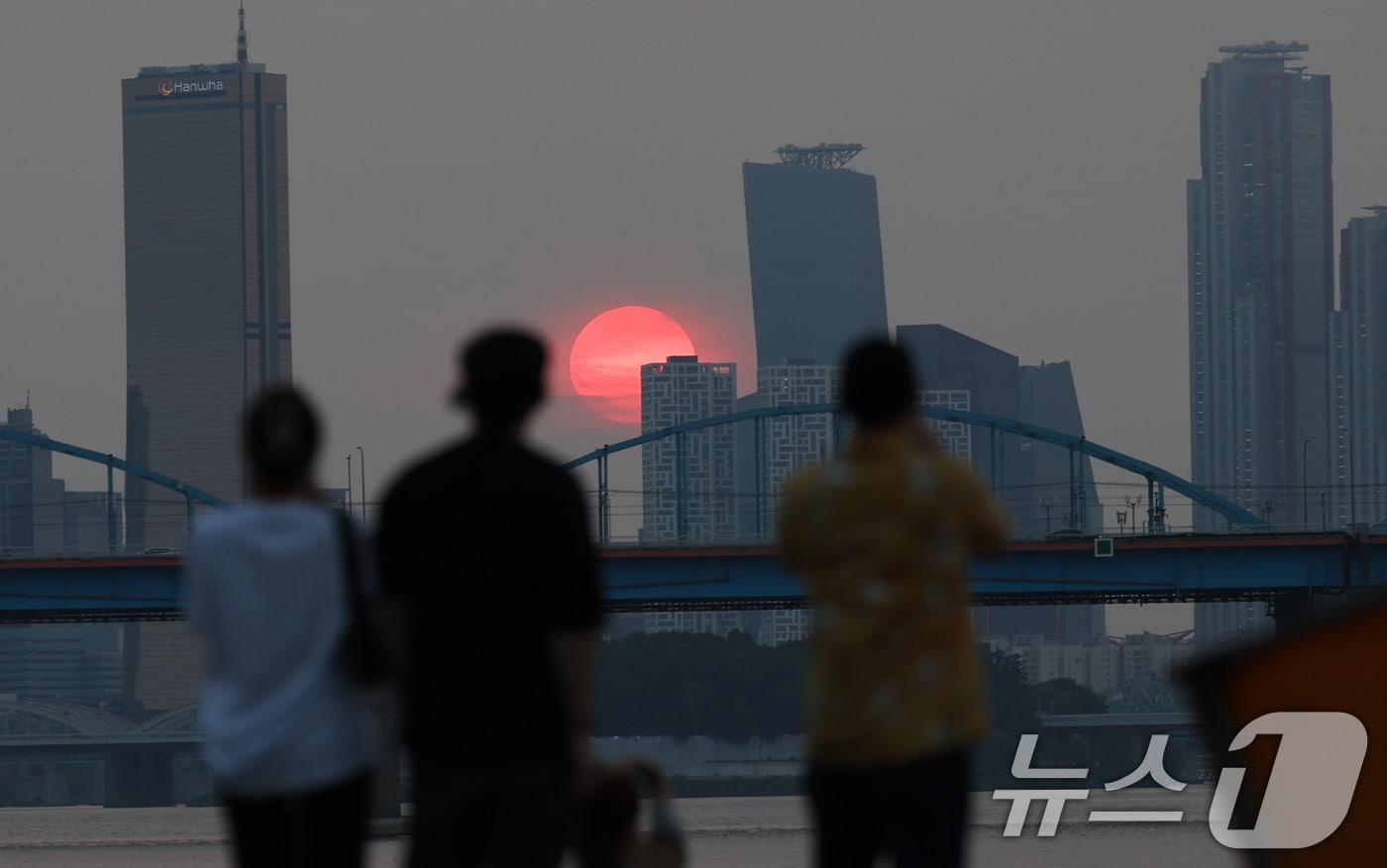 서울 반포한강공원에서 바라본 서쪽 하늘로 하루종일 한반도를 뜨겁게 달군 태양이 저물고 있다. 2024.8.19/뉴스1 ⓒ News1 박지혜 기자