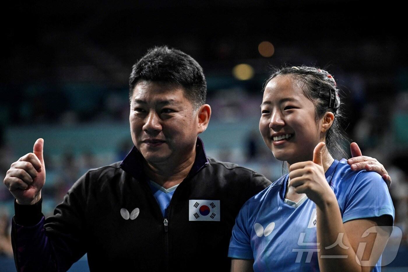 신유빈&#40;오른쪽&#41;과 오광헌 여자 탁구 대표팀 감독이 1일 오후&#40;한국시간&#41; 열린 2024 파리 올림픽 탁구 여자 단식 8강에서 승리한 후 기뻐하고 있다. ⓒ AFP=뉴스1