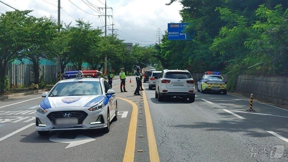 경찰이 경남 사천시 남일대해수욕장 인근에서 낮시간대 음주운전 단속을 하고 있다.&#40;경남경찰청 제공&#41;