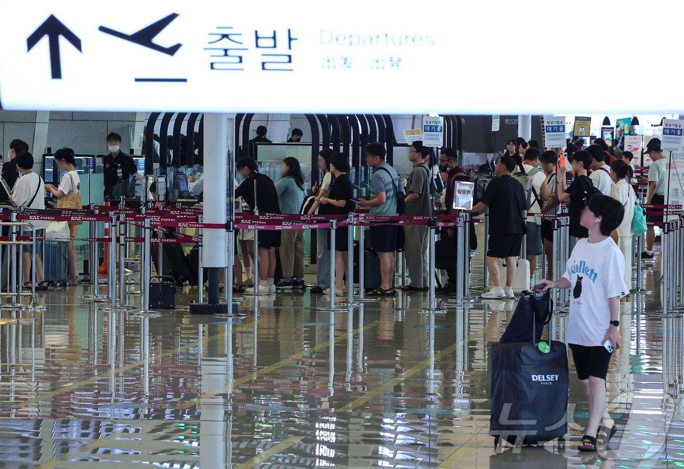 서울 강서구 김포공항 국내선에서 휴가철을 맞은 여행객들이 탑승수속을 기다리고 있다. /뉴스1 ⓒ News1 김도우 기자