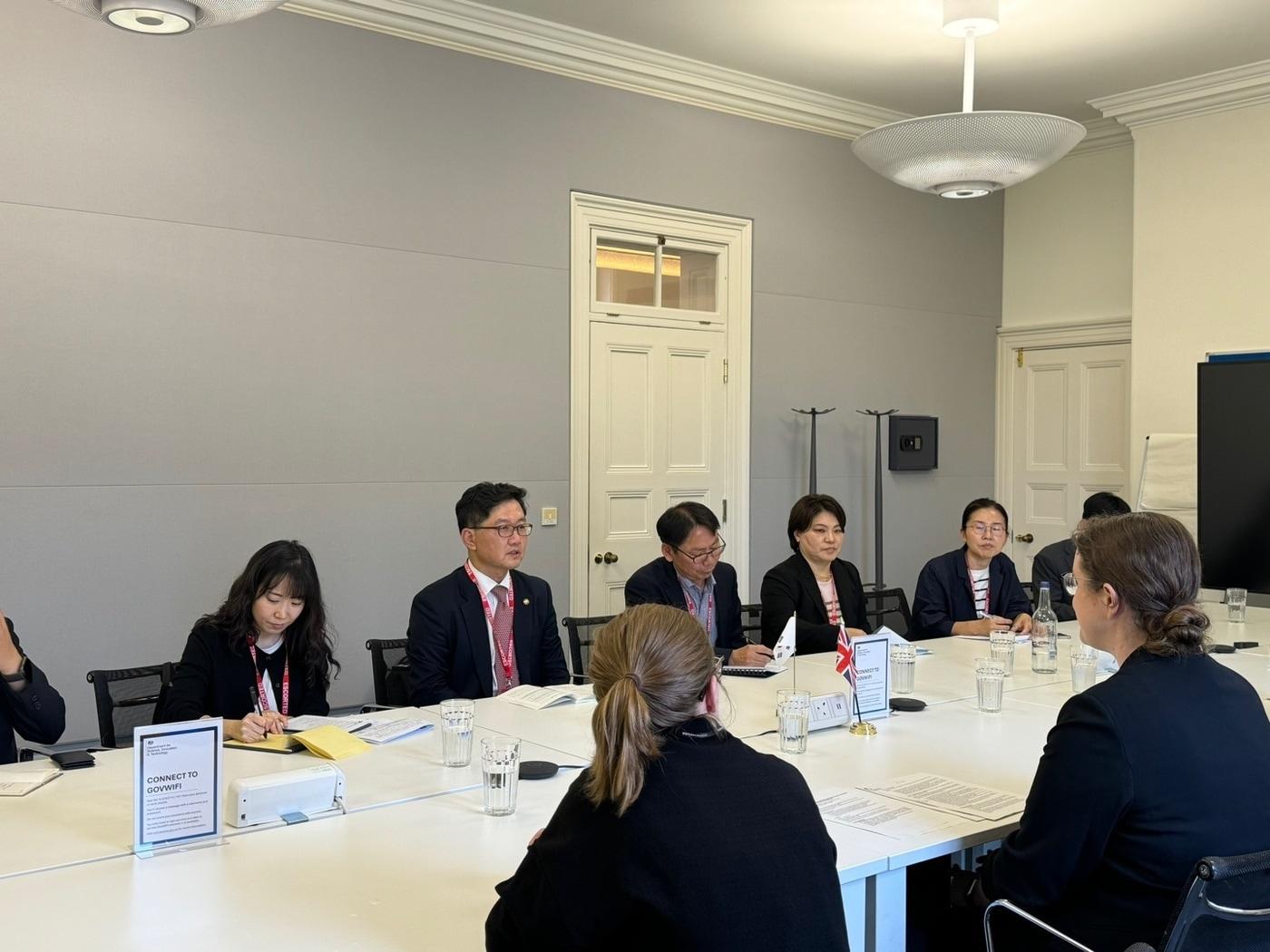 영국 런던에서 사라 문비 영국 과학혁신기술부&#40;DSIT&#41; 사무차관을 만난 류광준 과학기술혁신본부장. &#40;과기정통부 제공&#41;  