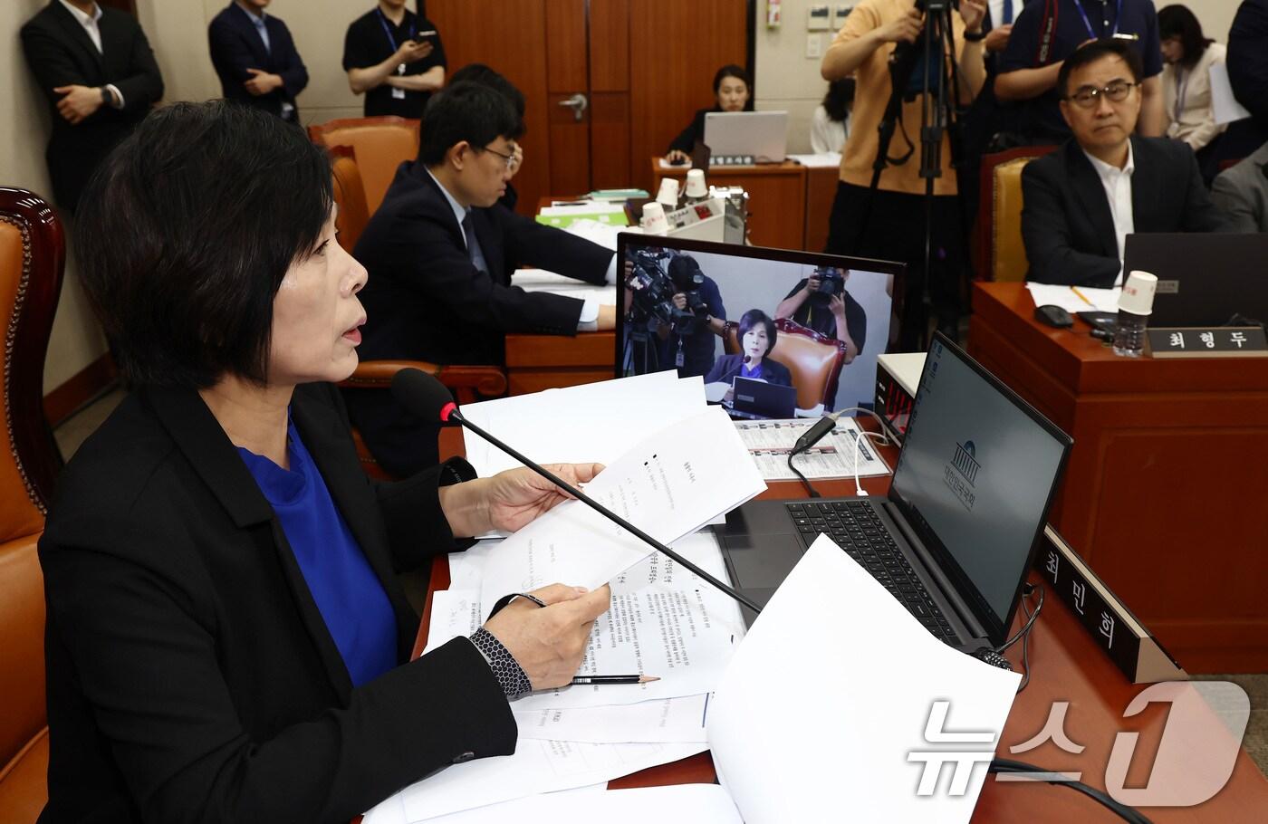 최민희 과학기술정보방송통신위원장이 2일 오전 서울 여의도 국회에서 열린 과학기술정보방송통신위원회 전체회의에서 이진숙 방통위원장이 제출한 불출석 사유서를 보며 발언하고 있다. 2024.8.2/뉴스1 ⓒ News1 김민지 기자