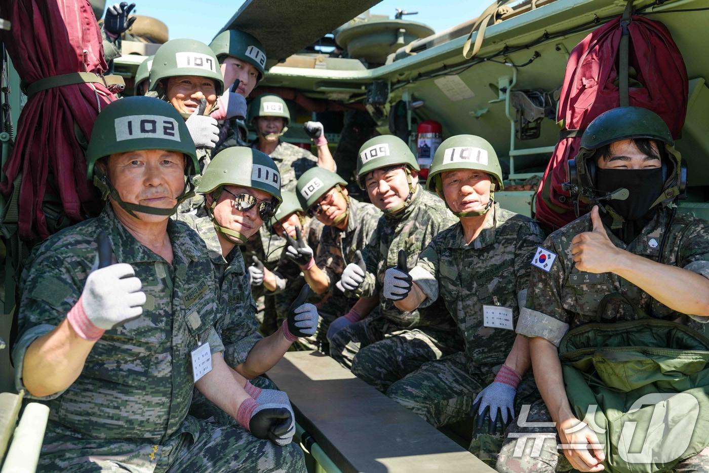 2일 경북 포항 해병대 1사단에서 열린 &#39;해병대 캠프&#39;에서 참가자들이 KAAV&#40;한국형상륙돌격장갑차&#41; 탑승 체험을 하고 있다. &#40;해병대 1사단 제공&#41; 2024.8.2/뉴스1