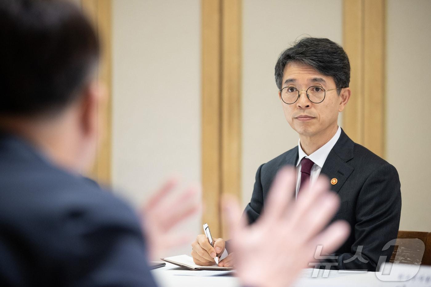 김완섭 환경부장관이 지난 2일 서울 중구에서 수자원 전문가들과 간담회를 하고 있다. &#40;환경부 제공&#41; /뉴스1