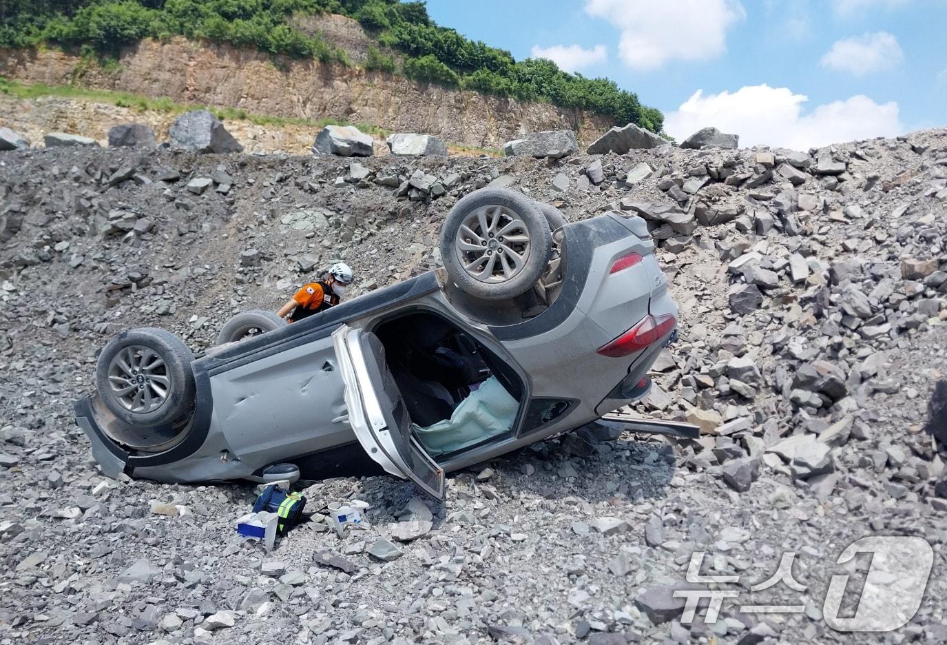 경남 사천시 사천읍 한 석산에서 SUV 가 4m 아래로 추락해 있다.&#40;경남소방본부 제공&#41;