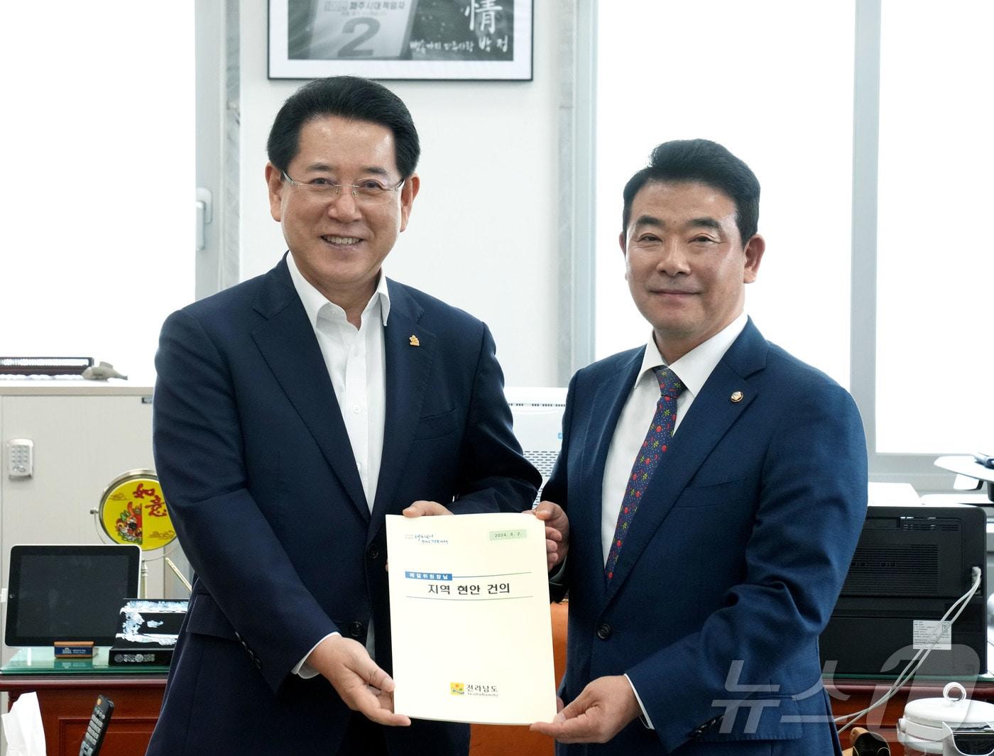 김영록 전라남도지사가 2일 서울 국회에서 박정 국회 예결위원장을 만나 도정 현안 해결과 국비 확보를 위한 국회 차원의 협조를 요청하고 있다.&#40;전남도 제공&#41; 2024.8.2/뉴스1