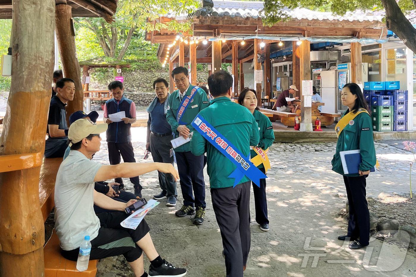 함양군이 농월정 주변 업소를 대상으로 피서지 물가안정 지도·점검을 벌이고 있다&#40;함양군 제공&#41;.