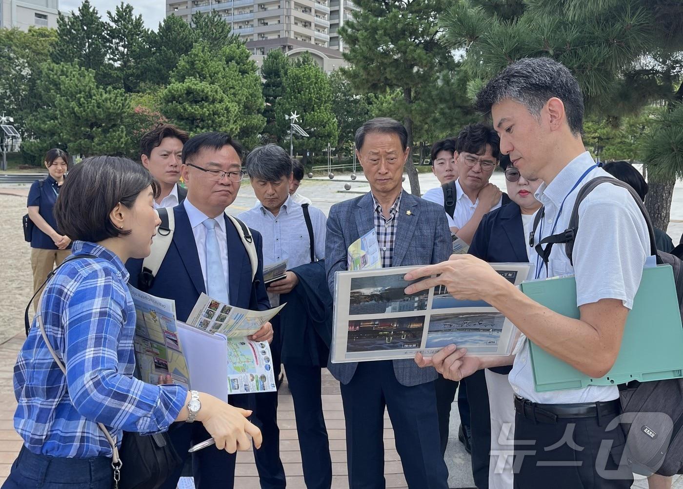 홍남표 창원시장&#40;앞줄 왼쪽에서 두번째&#41;이 도쿄에서 도쿄도 해양관리국 관계자의 설명을 듣고 있다.&#40;창원시 제공&#41;