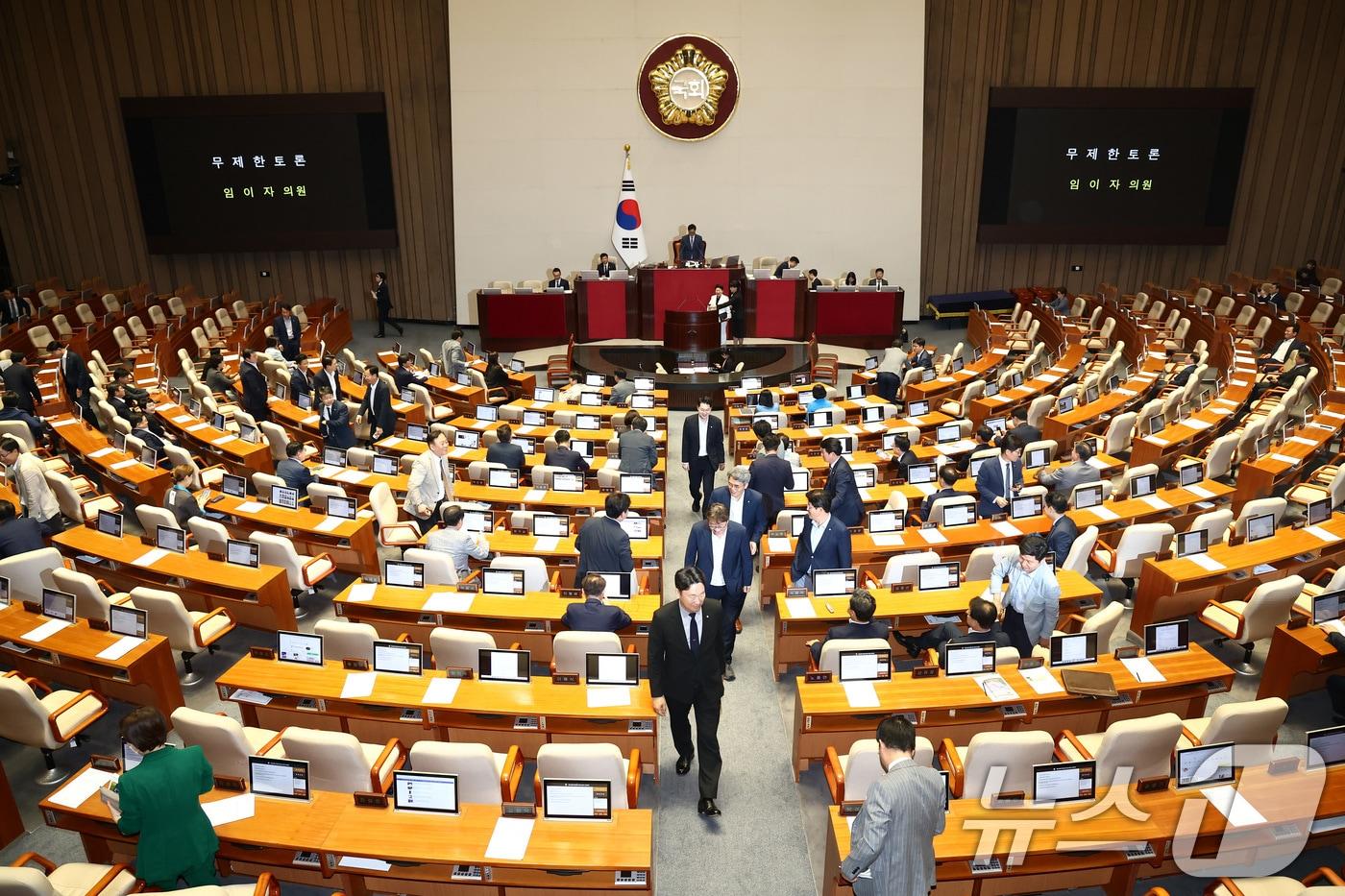 더불어민주당 등 야당 의원들이 2일 오후 서울 여의도 국회에서 열린 본회의에서 노동조합 및 노동관계조정법 2·3조 개정안&#40;노란봉투법&#41;에 반대하는 무제한토론&#40;필리버스터&#41;을 시작하자 나가고 있다. 2024.8.2/뉴스1 ⓒ News1 김민지 기자