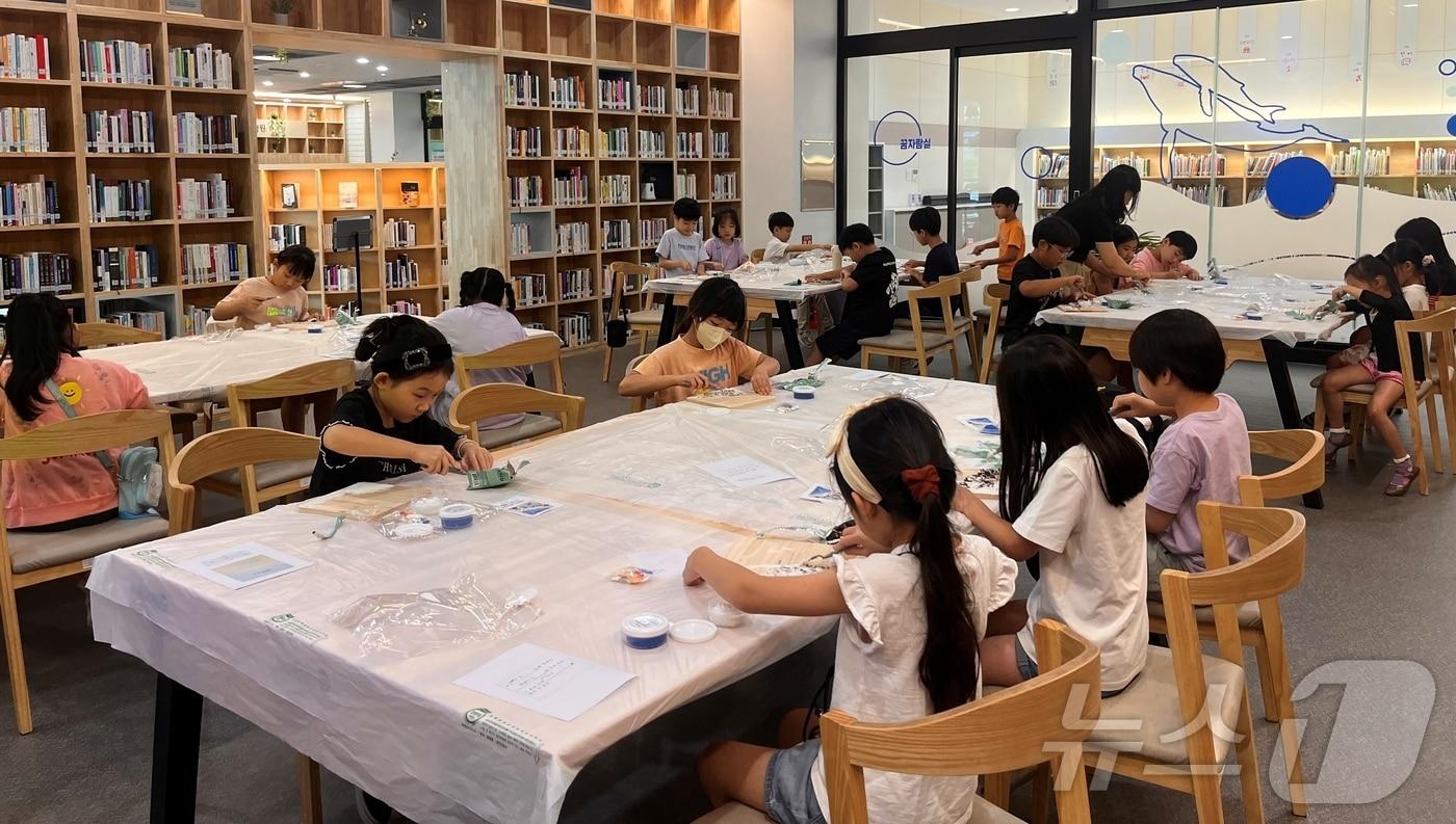 충북도교육청 교육문화원은 초등학생들이 즐거운 여름방학을 보내도록 오는 9일까지 방학 프로그램을 진행한다.&#40;충북교육청 제공&#41;/뉴스1