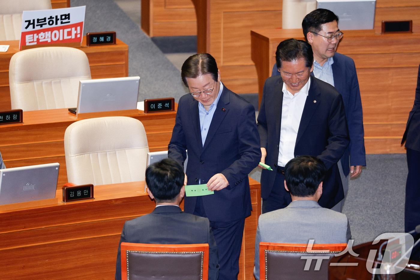 이재명 더불어민주당 의원이 2일 오후 서울 여의도 국회에서 열린 본회의에서 &#39;이진숙 방송통신위원회 위원장 탄핵소추안&#39; 투표를 하고 있다. 탄핵안은 재적 300인, 재석 188표 중 찬성 186표, 반대 1표, 무효 1표로 통과됐다. 왼쪽부터 이재명, 정청래, 박찬대. 2024.8.2/뉴스1 ⓒ News1 안은나 기자