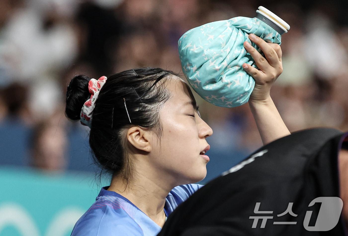 대한민국 탁구 대표팀 신유빈 선수가 2일 오후&#40;한국시간&#41; 프랑스 파리 사우스 파리 아레나 4에서 열린 &#39;2024 파리올림픽&#39; 탁구 여자 단식 준결승 중국 첸멍 선수와의 경기에서 얼음 주머니를 머리에 올려놓고 있다. 2024.8.2/뉴스1 ⓒ News1 이동해 기자