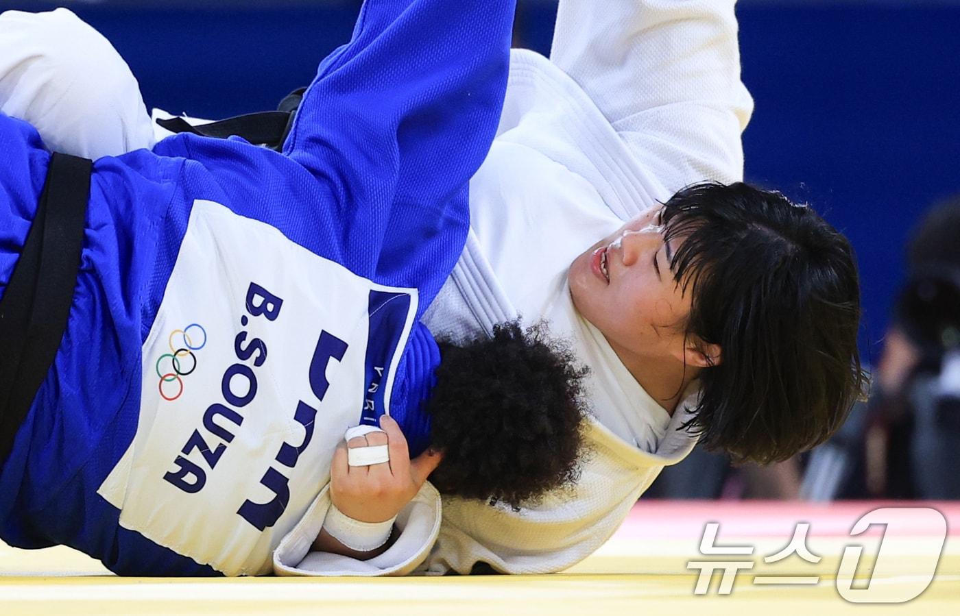 대한민국 유도대표팀 김하윤 선수가 2일 오후 &#40;한국시간&#41; 프랑스 파리 샹 드 마르스 아레나에서 진행된 파리올림픽 유도 여자 +78kg 토너먼트 8강 경기에서 브라질의 베아트리스 소우자 선수와 자웅을 겨루고 있다. 2024.8.2/뉴스1 ⓒ News1 박정호 기자