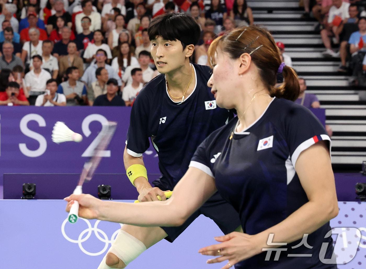 대한민국 배드민턴 대표팀 김원호, 정나은이 2일&#40;한국시간&#41; 프랑스 파리 라 샤펠 아레나에서 열린 배드민턴 혼합복식 금메달 결정전 중국 젱시웨이, 황야총 조와의 경기에서 치열한 승부를 펼치고 있다. 2024.8.2/뉴스1 ⓒ News1 이동해 기자