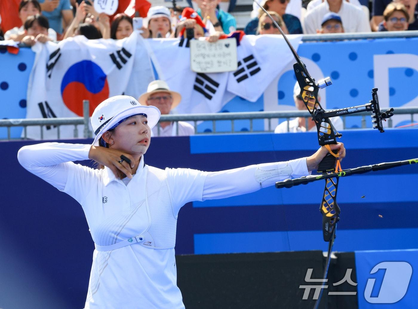 대한민국 양궁 대표팀 임시현 선수가 2일 오후&#40;한국시간&#41; 프랑스 파리 앵발리드에서 진행된 파리올림픽 양궁 혼성 단체 금메달 결정전 독일의 미셸 크로펜, 플로리안 칼룬드 조와의 경기에서 활시위를 당기고 있다. 2024.8.2/뉴스1 ⓒ News1 박정호 기자