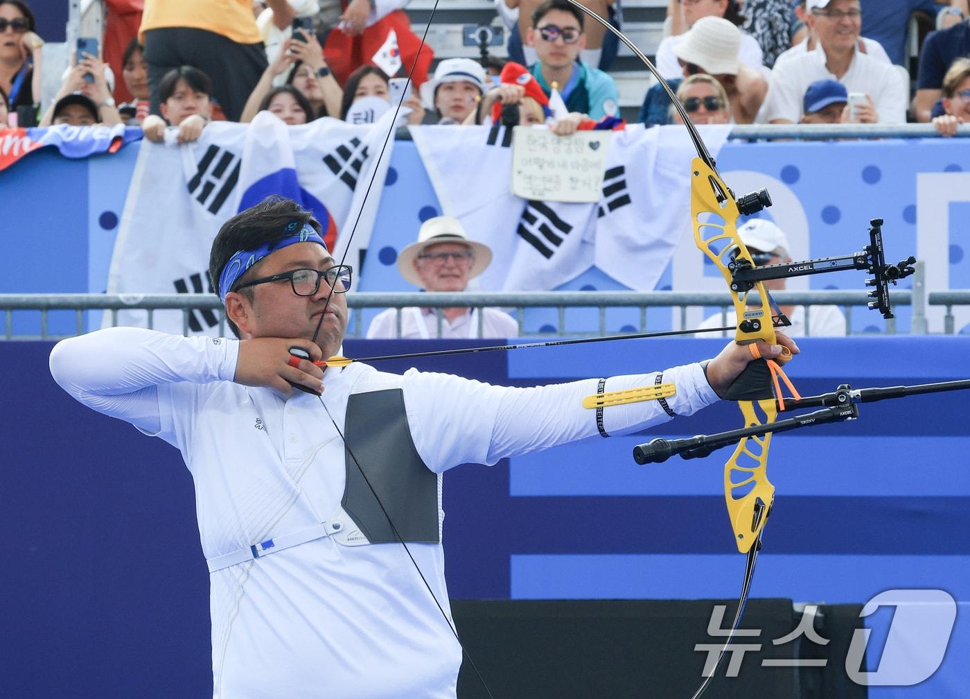 대한민국 양궁 대표팀 김우진 선수가 2일 오후&#40;한국시간&#41; 프랑스 파리 앵발리드에서 진행된 파리올림픽 양궁 혼성 단체 금메달 결정전 독일의 미셸 크로펜, 플로리안 칼룬드 조와의 경기에서 활시위를 당기고 있다. 2024.8.2/뉴스1 ⓒ News1 박정호 기자