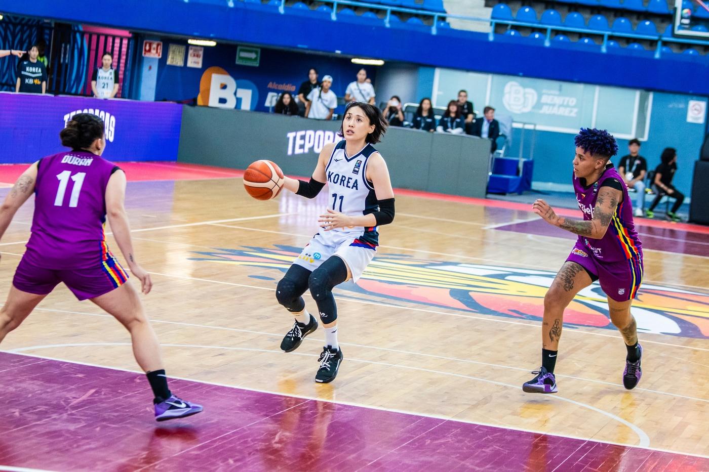 강이슬&#40;가운데&#41;은 20일&#40;한국시간&#41; 열린 베네수엘라와 2026 FIBA 월드컵 사전 예선 첫 경기에서 3점 슛 5개 포함 17점을 기록했다. &#40;대한민국농구협회 제공&#41;