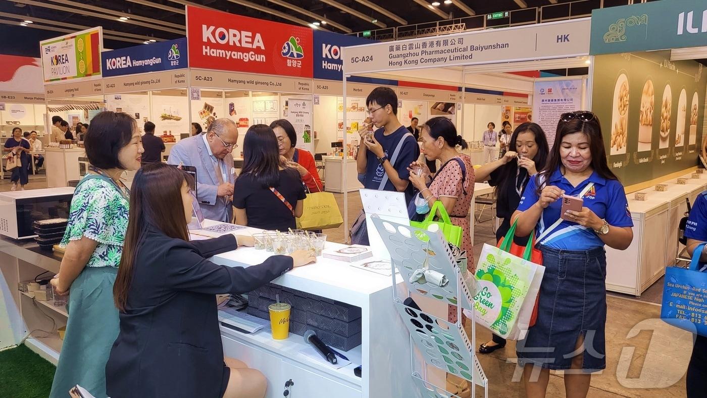 2024년 홍콩 식품박람회 곤드레비빔밥 시식 모습.&#40;산림청 제공&#41;/뉴스1