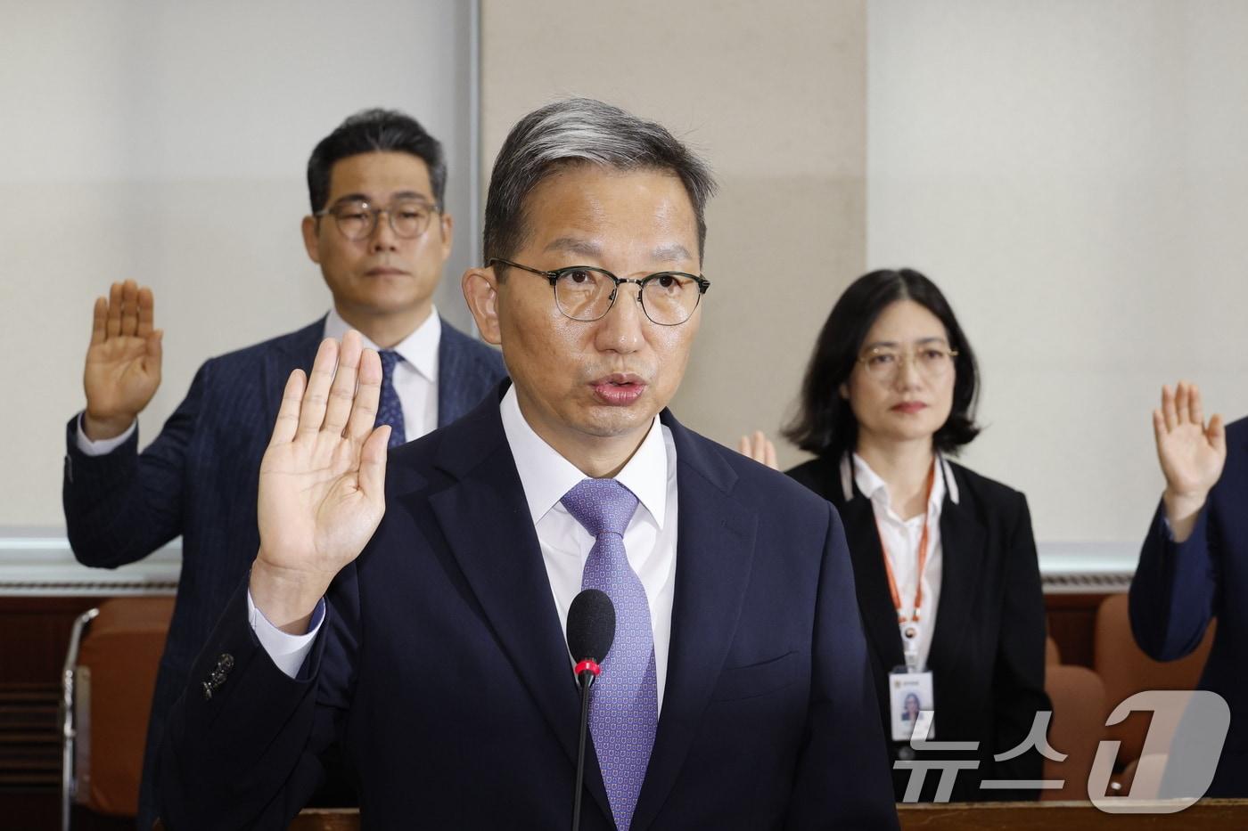 우종수 경찰청 국가수사본부장이 20일 오전 서울 여의도 국회 행정안전위원회에서 열린 마약수사 외압 의혹 관련 청문회에서 증인 선서를 하고 있다. 사진 왼쪽은 백해룡 화곡지구대장&#40;경정&#41;. 2024.8.20/뉴스1 ⓒ News1 안은나 기자