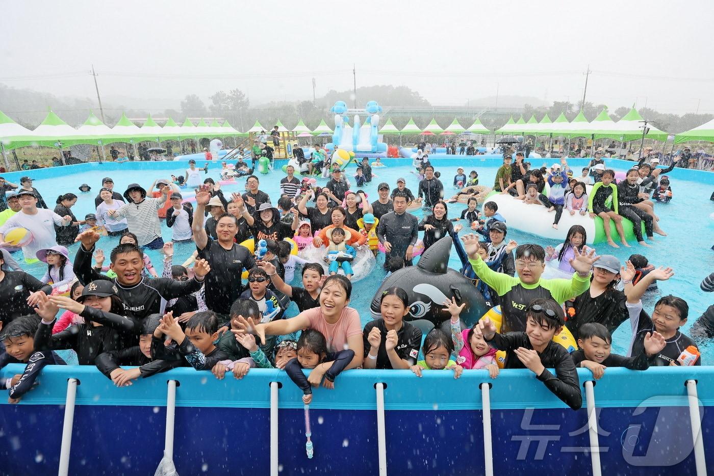 전북자치도 임실군의 대표 여름 축제인 ‘아쿠아페스티벌’이 이용객들에게 큰 만족을 주며 성공적으로 마무리됐다.&#40;임실군제공&#41;2024.8.20/뉴스1