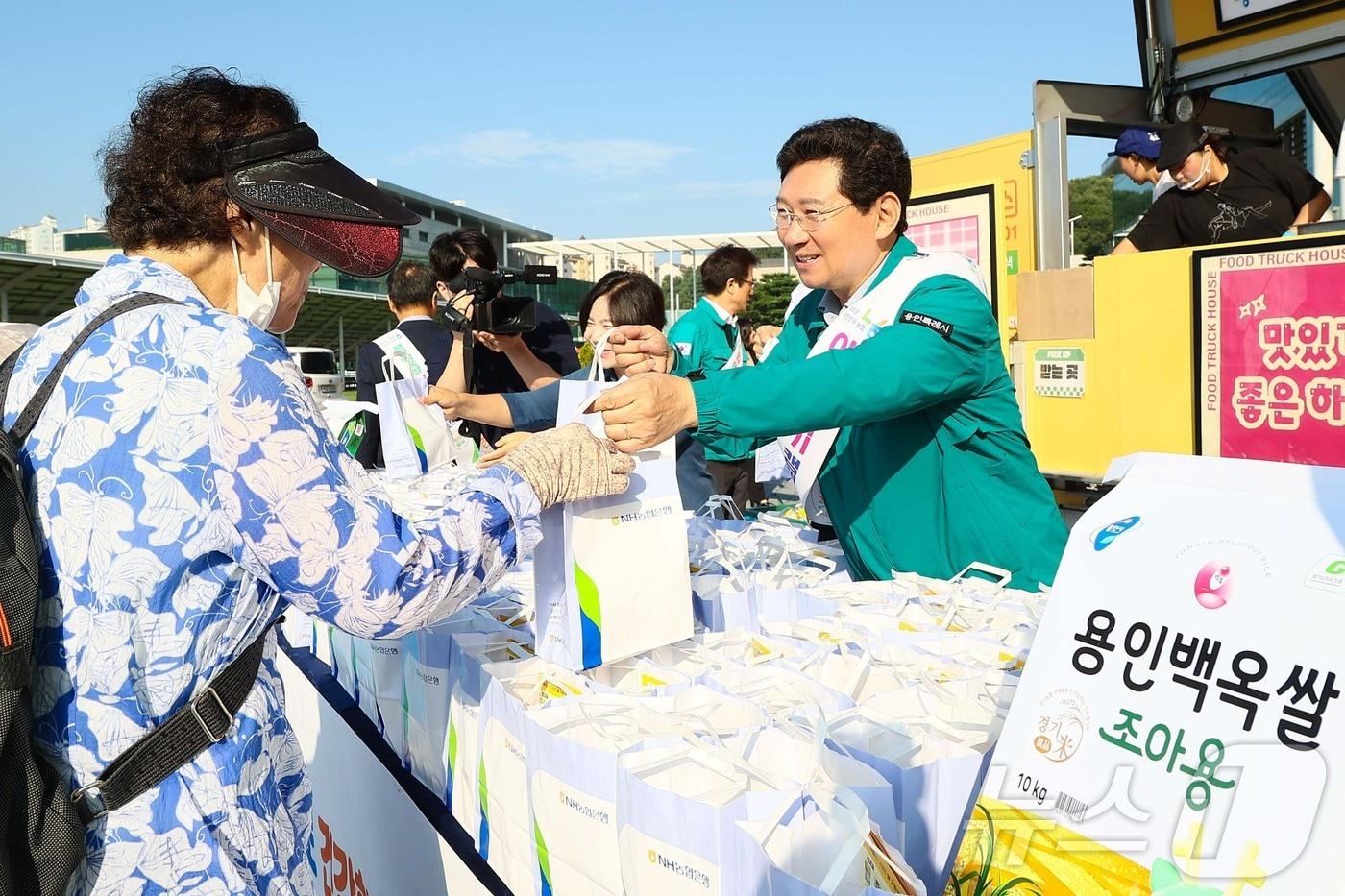 19일 용인시청 하늘광장에서 열린 &#39;용인백옥쌀 아침밥 먹기 캠페인&#39;에서 이상일 시장이 시민들에게 주먹밥을 전달하고 있는 모습.&#40;용인시 제공&#41;