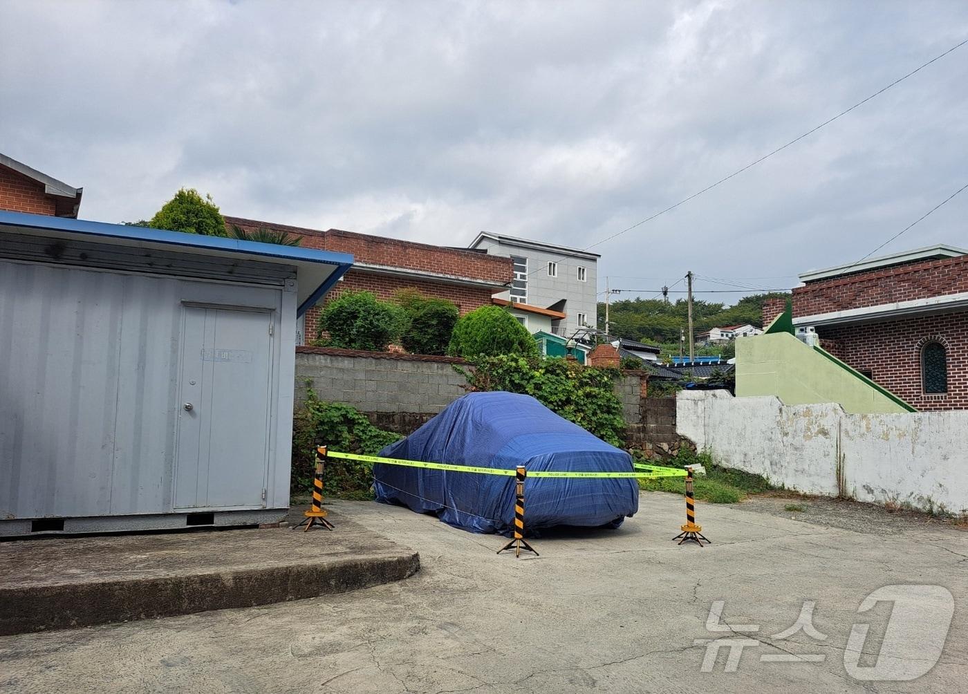 40대 여성이 숨진채 발견된 순찰차가 20일 경남 하동경찰서 진교파출소 주차장에 천막으로 가려진 채로 세워져 있다.2024.8.20/뉴스1 강미영 기자