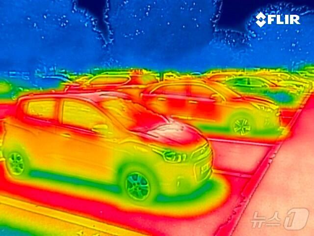 서울 시내 한 야외주차장을 열화상카메라로 촬영한 화면에 햇빛 아래 주차된 차량이 빨갛게 표시되고 있다. /뉴스1 ⓒ News1