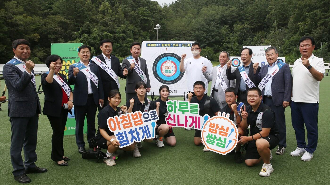 이범석 청주시장과 시청 소속 김우진 선수가 충북체고서 &#39;아침밥 먹기 캠페인&#39;을 했다.