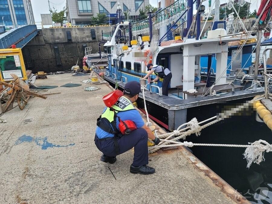 군산해경이 9호 태풍 &#39;종다리&#39;에 대비해 정박어선의 계류상태를 점검하고 있다.&#40;군산해경 제공&#41; 2024.8.20/뉴스1