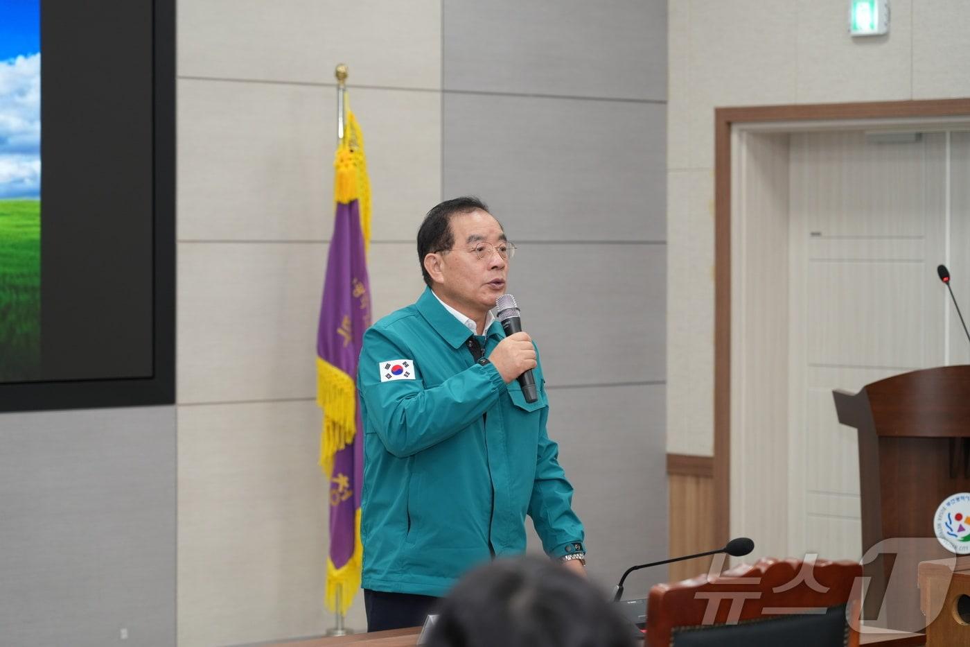 하윤수 부산시교육감이 20일 오전 교육청 을지연습 상황실에서 주요 간부들이 참석한 가운데 을지연습 상황과 전시 주요 현안 과제에 대해 토의하고 있다.&#40;부산시교육청 제공&#41;