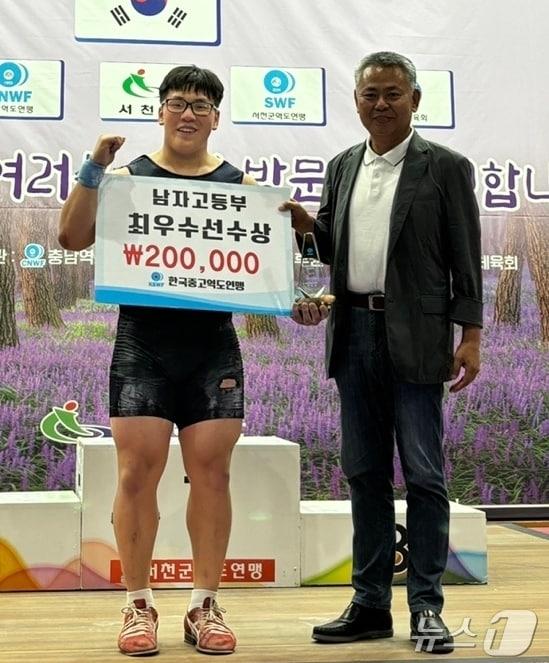 전북자치도 진안역도스포츠클럽 소속 양정재 선수&#40;왼쪽&#41;가 ‘제10회 한국중고역도선수권대회’에서 3관왕을 차지했다.&#40;진안군제공&#41;2024.8.20/뉴스1