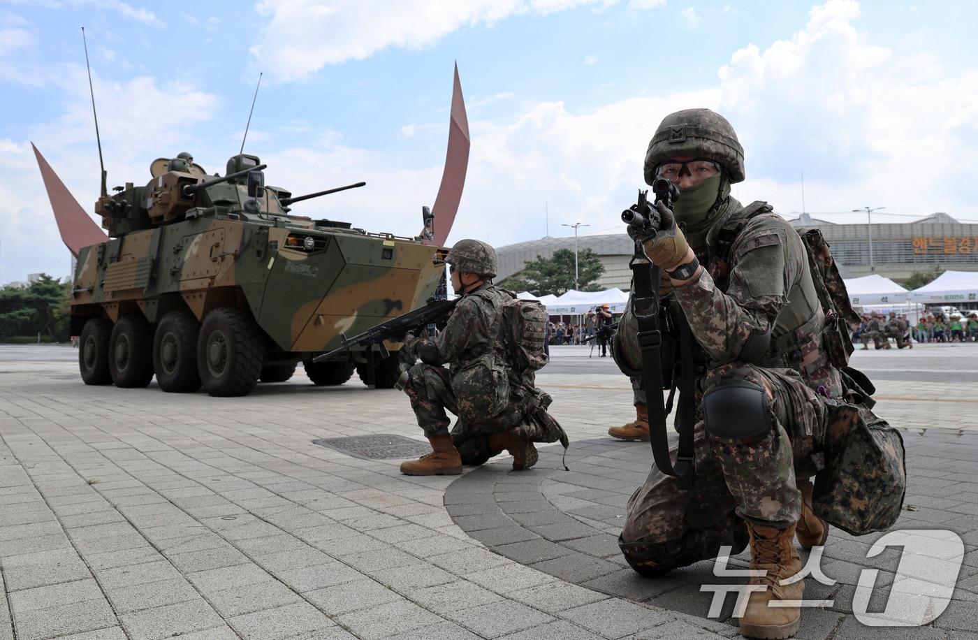 20일 오후 서울 송파구 올림픽공원에서 대테러 종합훈련에서 군 장병들이 차륜형 대공포 &#39;천호&#39;와 함께 미상 드론을 무력화 시범을 보이고 있다. 다중이용시설에서의 테러 대비 태세를 확립하고자 기획된 이번 훈련에는 육군 52사단과 수도방위사령부, 송파구, 지역 경찰서·소방서 등에서 총 340여명이 참여했다. 2024.8.20/뉴스1 ⓒ News1 구윤성 기자