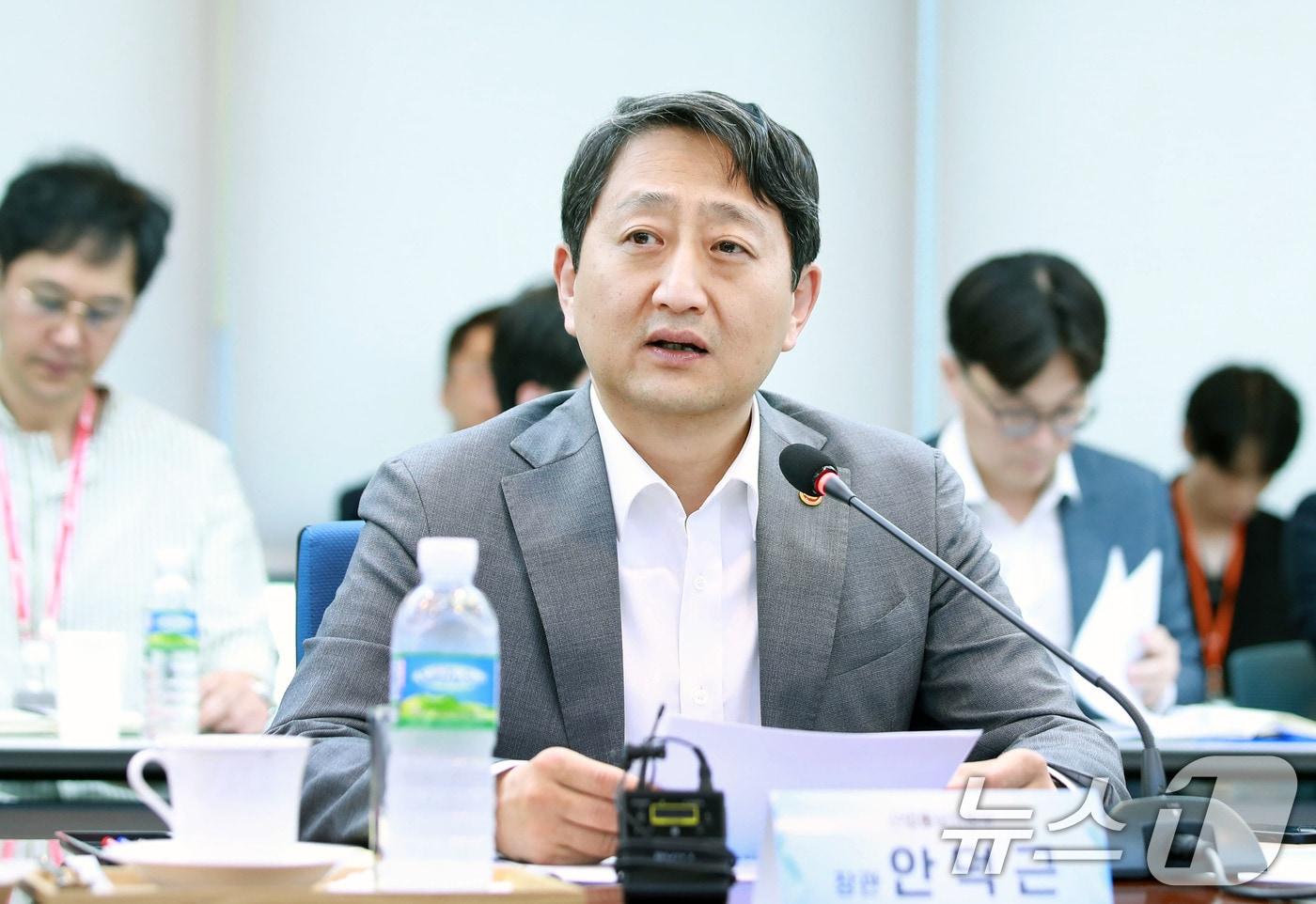 안덕근 산업통상자원부 장관이 지난 20일 오후 경기 안양시 이오테크닉스에서 열린 &#39;슈퍼 을&#40;乙&#41; 프로젝트 현장 간담회&#39;를 주재하고 있다. &#40;산업통상자원부 제공&#41; 2024.8.20/뉴스1