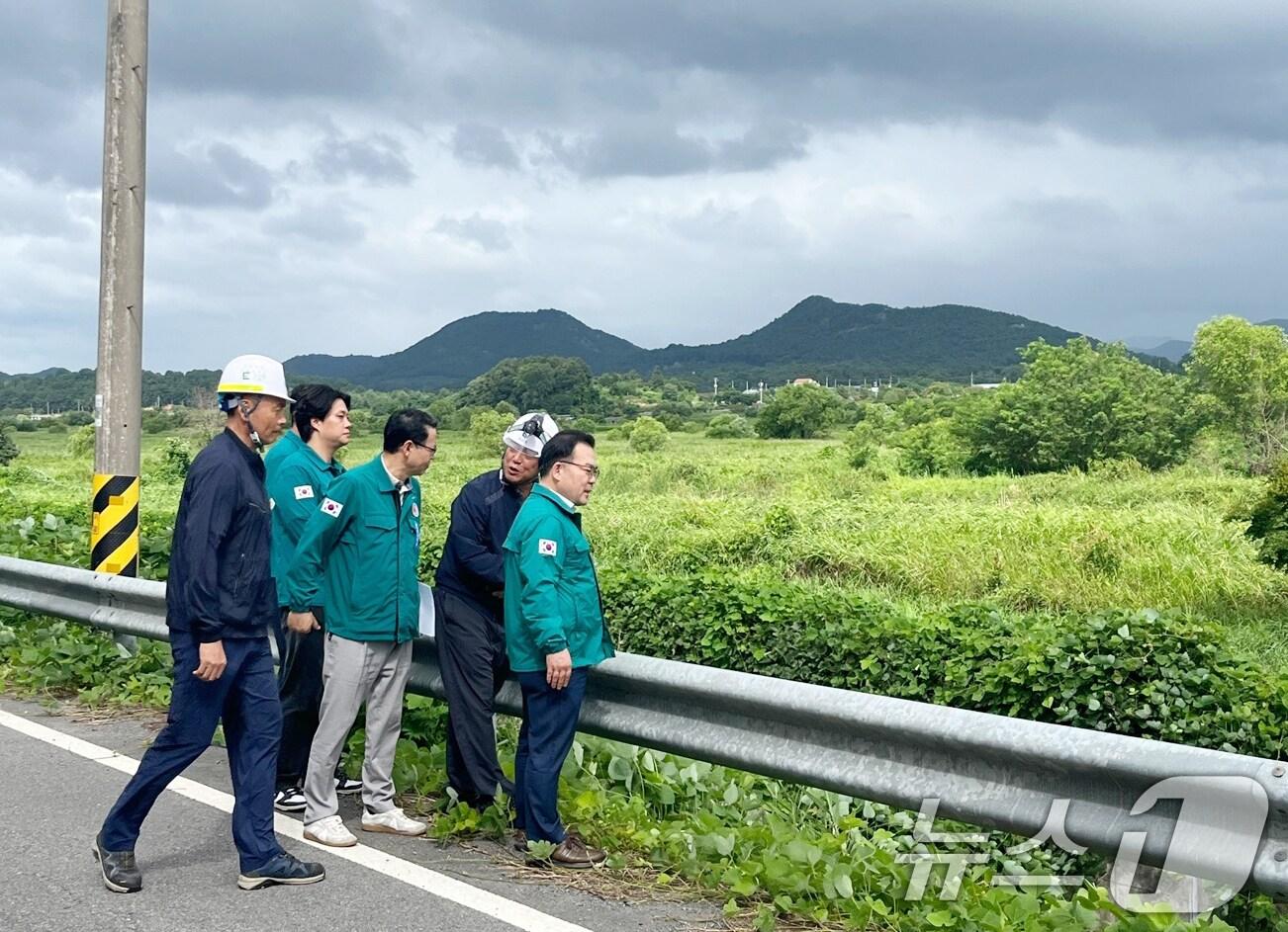 배복환 광주시 시민안전실장이 20일 제9호 태풍 종다리가 북상함에 따라 송대2 배수펌프장과 동곡 배수펌프장 등을 현장 점검하고 있다.&#40;광주시 제공&#41;2024.8.20/뉴스1