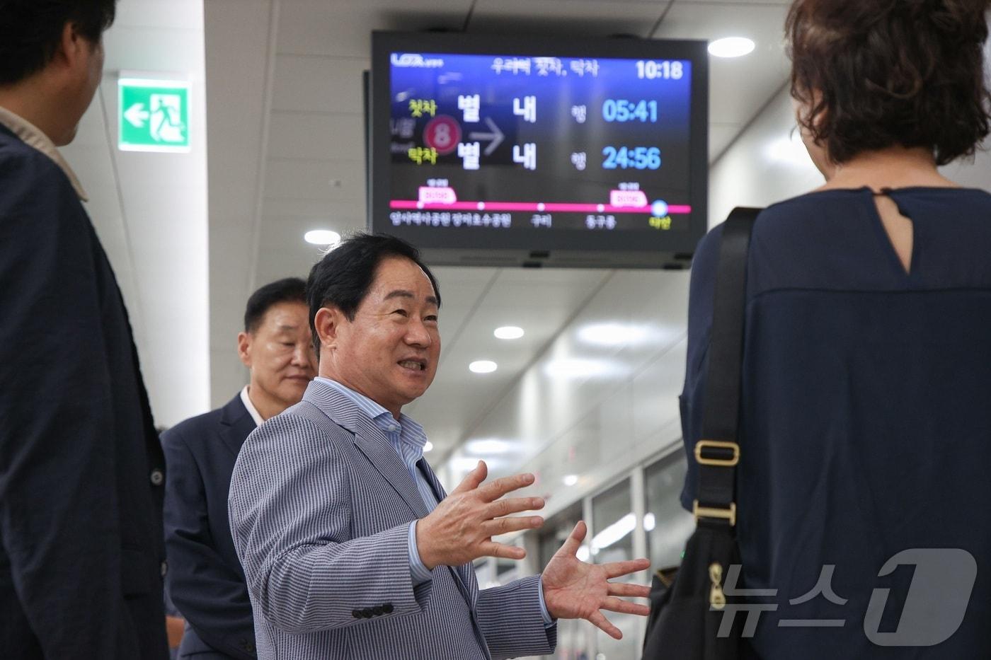 주광덕 경기 남양주시장이 최근 개통된 별내선 &#39;다산역&#39;, &#39;별내역&#39; 일대를 현장점검하면서 시민들로부터 불편사항이 없는지 를 듣고 있다.